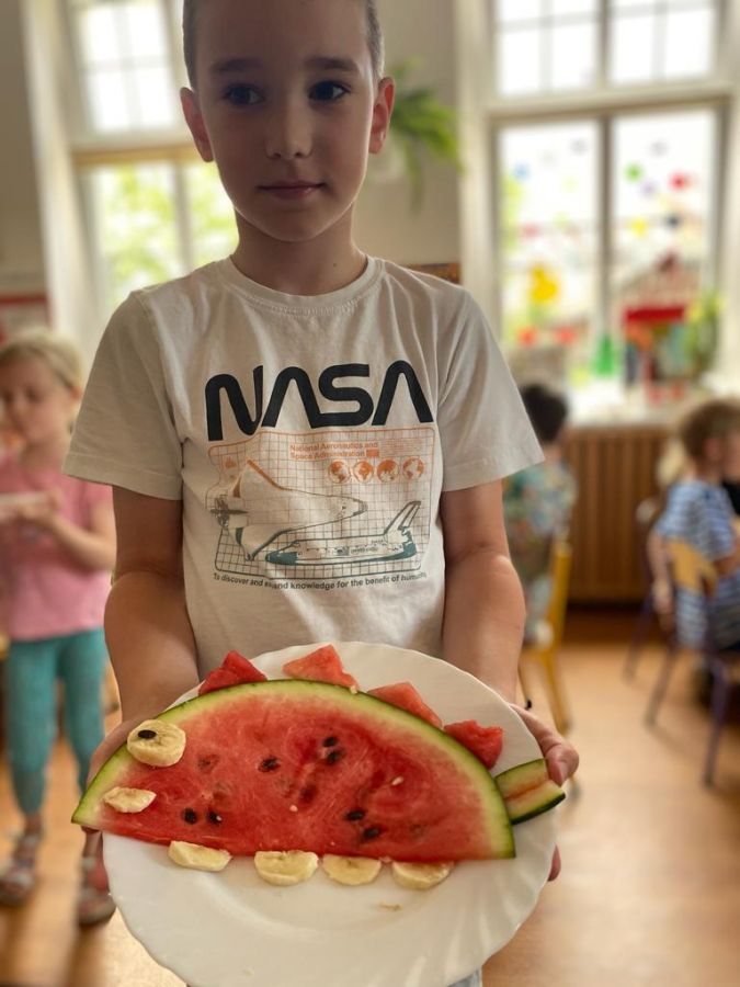 Kreatywny owocowy deser w wykonaniu dzieci