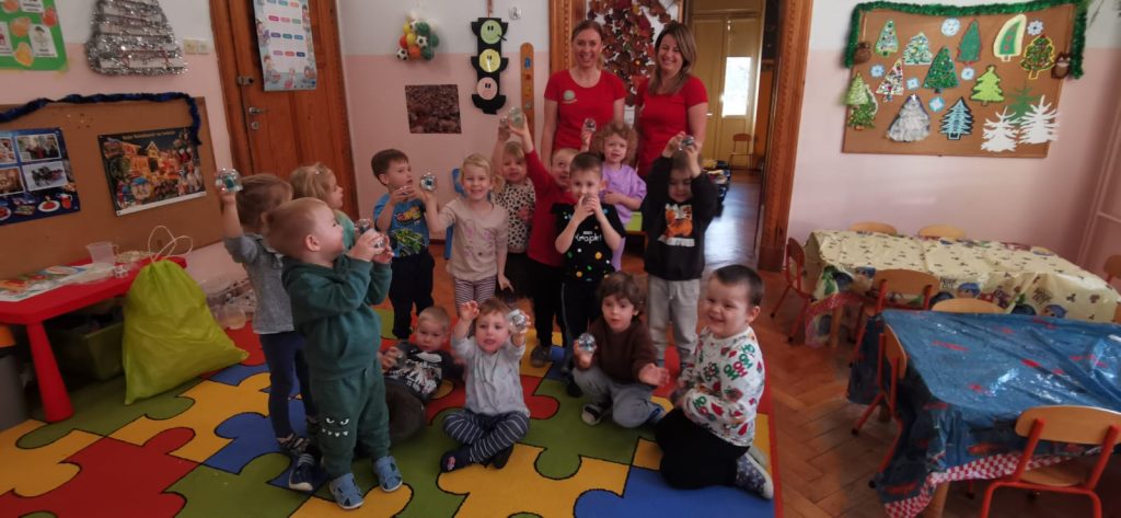 Mikołajkowe kule śnieżne- warsztaty naukowe