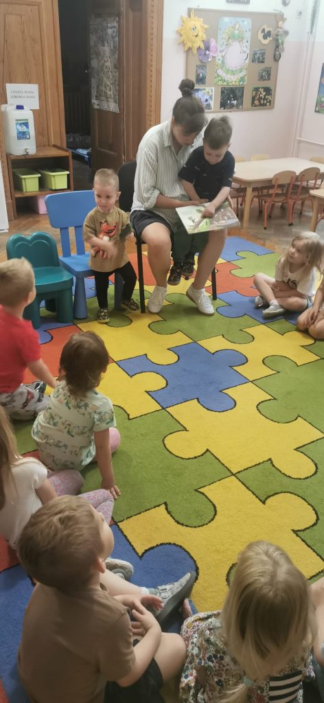 CZYTANIE NA DYWANIE w grupie Maluszków